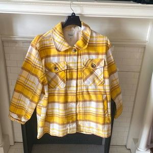 A medium kensie jeans flannel. Yellow and light brown pattern with buttons.